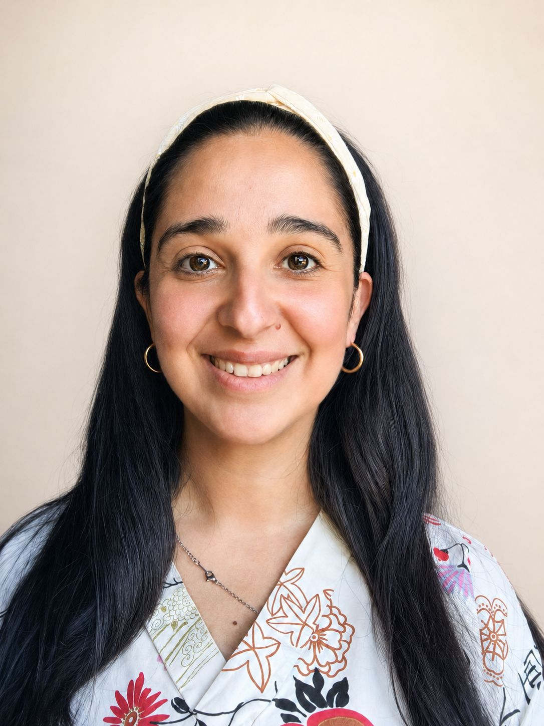 Retrato profesional de Javiera, fonoaudióloga de Abriendo Palabras